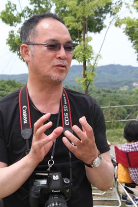 知り合いやユーザーとコミュニケーションするスノーピークの山井社長