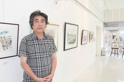 3日まで三条市・三条東公民館で開かれている「第4回墨彩画藤井克之三条教室展」で墨彩画を描く画家、藤井克之さん