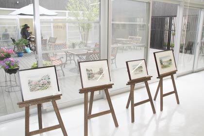 イーゼルに展示した藤井さんの作品