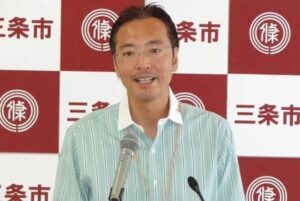 記者会見を行う国定三条市長