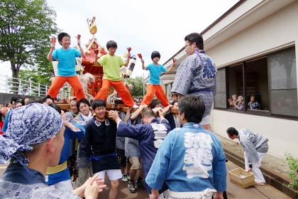 飛燕夏まつり協賛会1000人みこし実行委員会とよさこいソーラン踊り世話人が市内6つの老人福祉施設を巡回してパフォーマンス