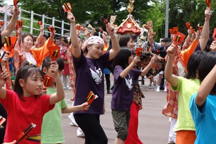 「さわたりの郷」でよさこいを披露
