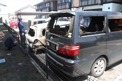  車3台が燃え現場