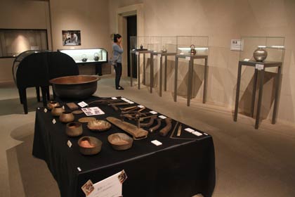 16日まで燕市産業史料館で開かれている「金工の技法展　燕の鍛金編」