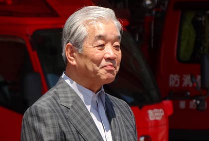 あいさつする相場支会長