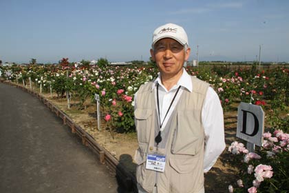 お杉ばら園を管理する「西蒲ばら会」会長の横山さん