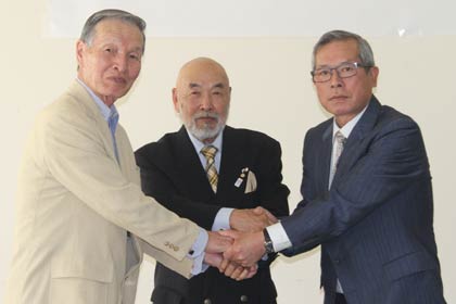 燕市3地区を代表するスポーツ団体が合併協定の関する覚書を締結、左から一般財団法人吉田スポーツ振興事業団の亀倉理事長、一般財団法人燕市体育協会の柴山会長、特定非営利活動法人クラブスポーツバイキングぶんすいの丸山理事長