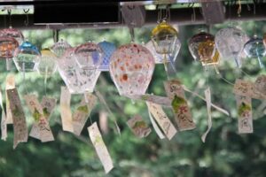 弥彦の土産店にガラス作家の店「TAKU GLASS」オープン、軒下で揺れるガラスの風鈴が風を指揮者に合奏