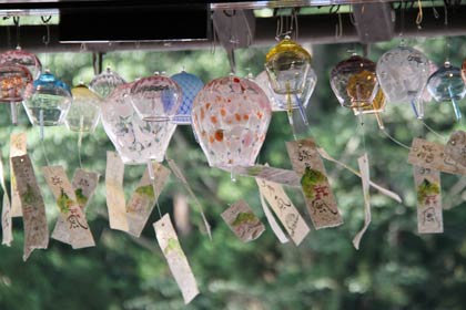 弥彦神社駐車場向かいに並ぶ土産店にオープンしたガラス作家の店「TAKU GLASS」の軒下でメロディーを奏でるガラスの風鈴