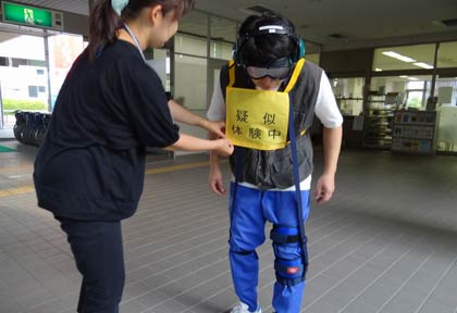 「ボランティア出前講座スタッフ養成研修」で行う高齢者疑似体験の装具