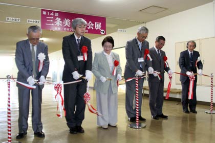 開場式のテープカット