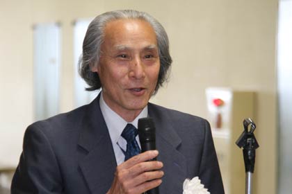 あいさつする三条美術協会の岡村理事長
