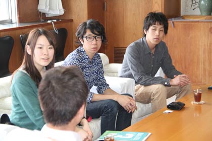 フリーペーパー『DAGODA』のフィールドワークで三条市を訪れて国定市長と面会する大学院生、左から芸大の草壁さん、法大の山崎さん、鍵田さん