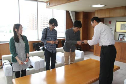 国定市長と名刺交換する大学院生