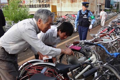 三条署が東三条駅前で鍵かけを呼びかける広報活動、自転車の施錠や防犯登録の有無をチェック