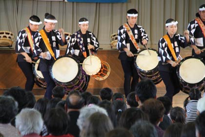 須頃小創立140周年記念式典のアトラクションで鼓童がが交流学校公演