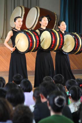 舞ったりマーチングのように編隊を変えて演奏