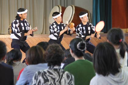 うちわ太鼓、木魚、鈴を鳴らして演奏