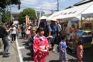 9日に岩室温泉街で行われた岩室温泉開湯三百年まつりのゆくみ行列
