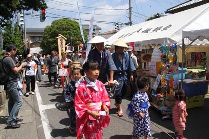 9日に岩室温泉街で行われた岩室温泉開湯三百年まつりのゆくみ行列