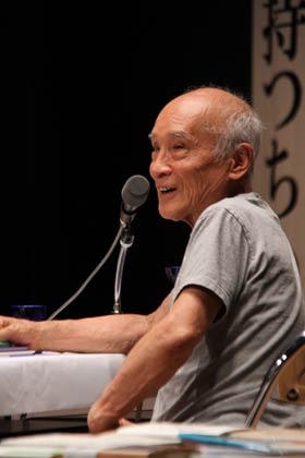 8日、燕市で講演した谷川俊太郎さん