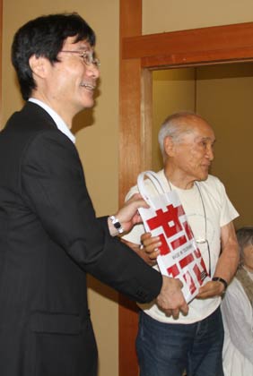 鈴木市長から谷川さんにプレゼント