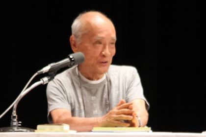 詩や言葉について持論を語る谷川さん