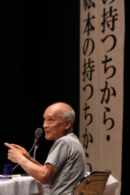 身ぶり手ぶりもまじえて語る谷川さん