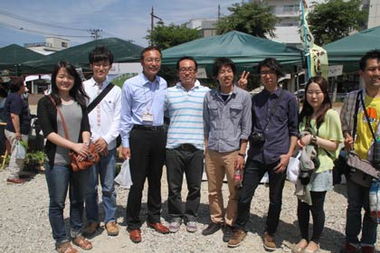 三条マルシェを取材する東京芸術大学美術学部デザイン科と法政大学デザイン工学研究科の大学院生が市長を囲んで記念撮影