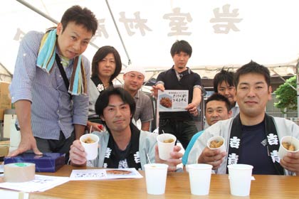 吉田商工会青年部は初めて地元から外へ出て鳥肉のレモン和えを販売