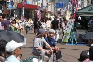 6月の三条マルシェが一ノ木戸商店街とパルム1跡地で開かれ、来場者は1.8万人にとどまるも「ヤマタノオロチ伝説まつり」と同日開催でボリュームたっぷり