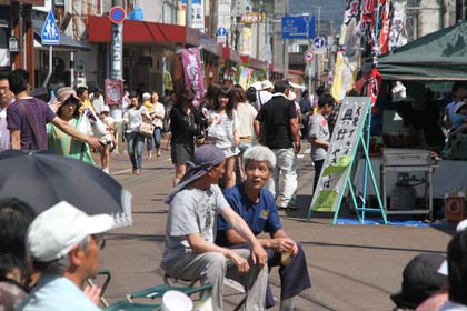  9日開かれた三条マルシェ、一ノ木戸商店街エリアのにぎわい