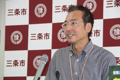 定例記者会見を行う国定三条市長