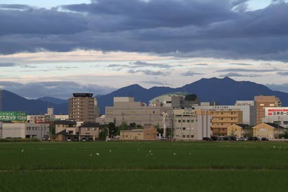  三条市須頃地内の田んぼから燕三条駅方面を見る