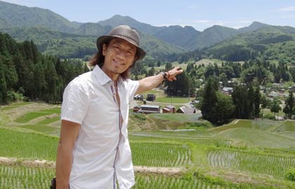 三条市下田地区の北五百川の棚田などを訪問した園芸家の柳生真吾さん