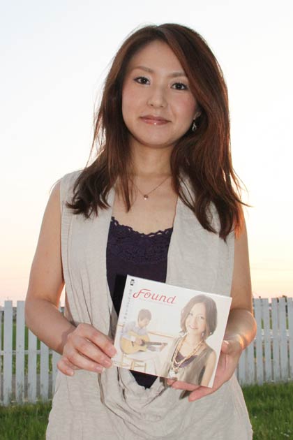 アルバム『Found』を手に吉田睦さん
