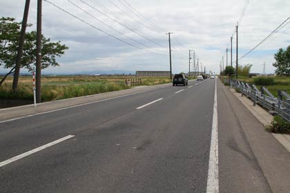  燕市粟生津地内の国道116号の事故現場、奥が長岡市方向で約300メートル先に新橋交差点