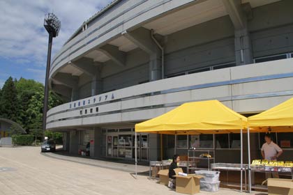 15、16日の2013プロ野球ウエスタン・リーグ公式戦阪神タイガース対中日ドラゴンズ2連戦に向けて準備が進む三條機械スタジアムで