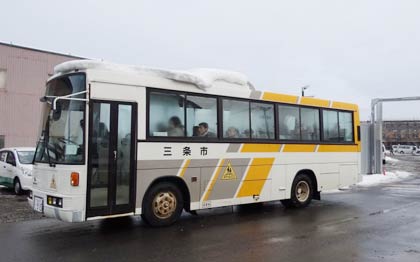 事故を起こしたものと同じ車両と思われる三条市のスクールバス、2月に第一中学校区小中一体校の開校準備委員会のスクールバス試験走行で撮影