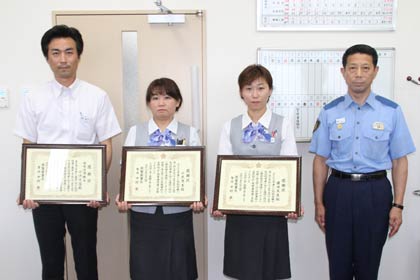 左から協栄信用組合小池支店の金子次長、主任の小出さん、窓口職員の藤田さん、中村燕署長