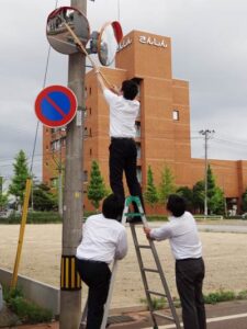 6月15日の「信用金庫の日」にちなんで三条信用金庫職員274人が参加して地域のカーブミラー清掃やごみ拾いを実施