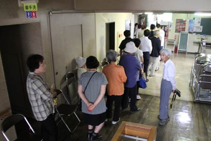  9月7日に燕市文化会館で開かれる「千の風になって」の大ヒット知られるテノール歌手、秋川雅史さんのコンサートの前売り券16日午前9時に燕市文化センターで発売、行列のできる人気