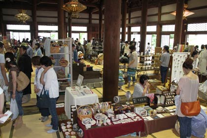 15、16日と三条別院で開かれている御坊市