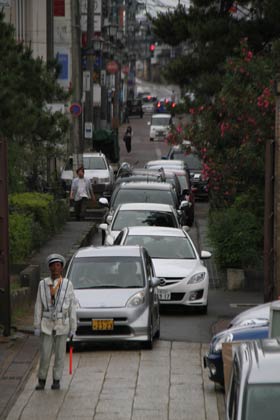 午後になっても本寺小路はこの車の列