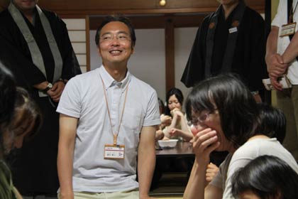 数珠作りを見学する国定市長