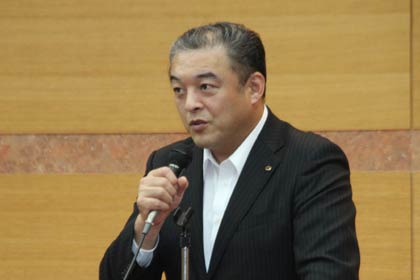 あいさつする県福祉保健部の山崎理副部長