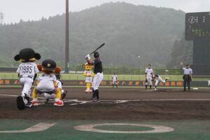 三條機械スタジアムで行われている2013プロ野球ウエスタン・リーグ公式戦阪神タイガース対中日ドラゴンズ2連戦、1日目15日の始球式