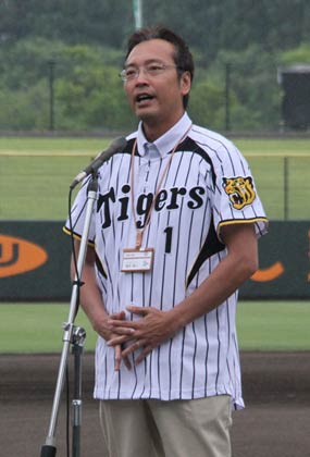 開会式であいさつする国定市長