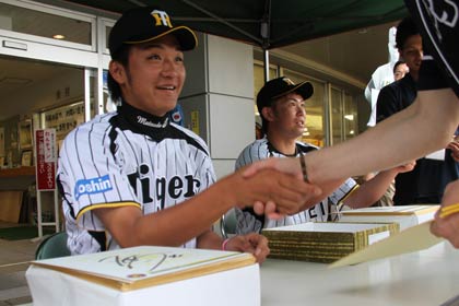 サイン会の松田遼馬投手(左)と岩田稔投手(右)