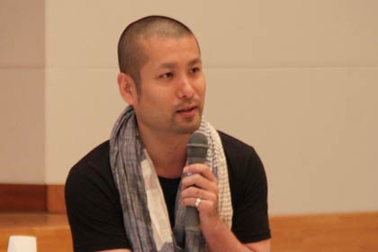 講演を行う山崎亮さん